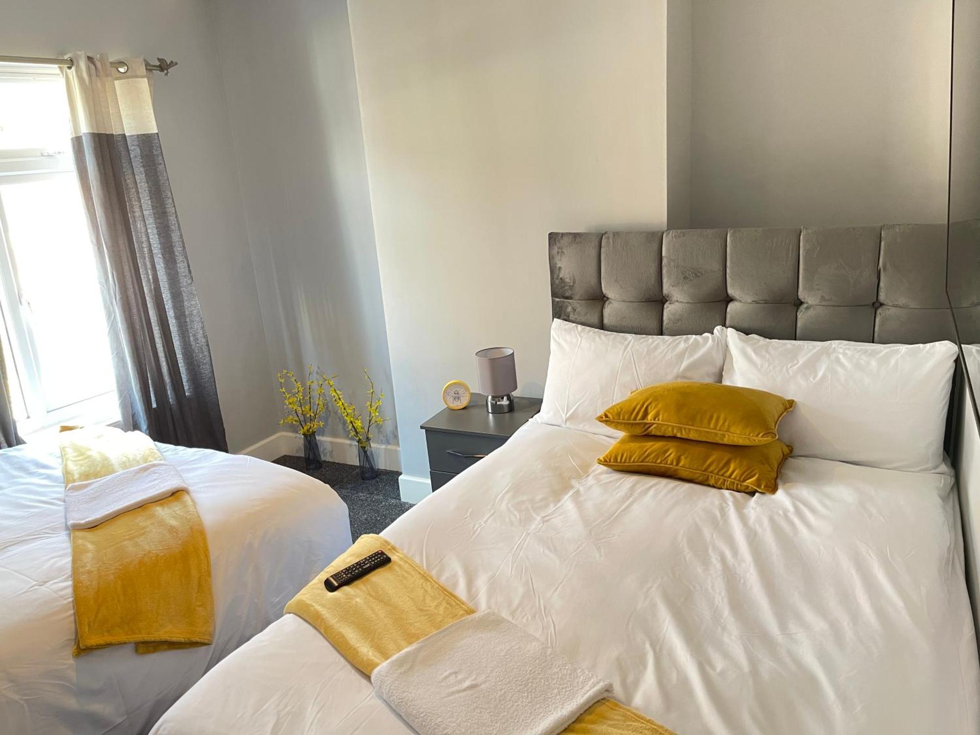 Hometel Digs Morden Comfy Home Can Sleep 11 Лестер Екстер'єр фото